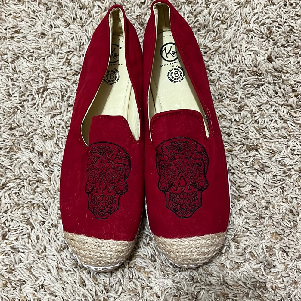 NWT 🏷️ CATRINA - RED